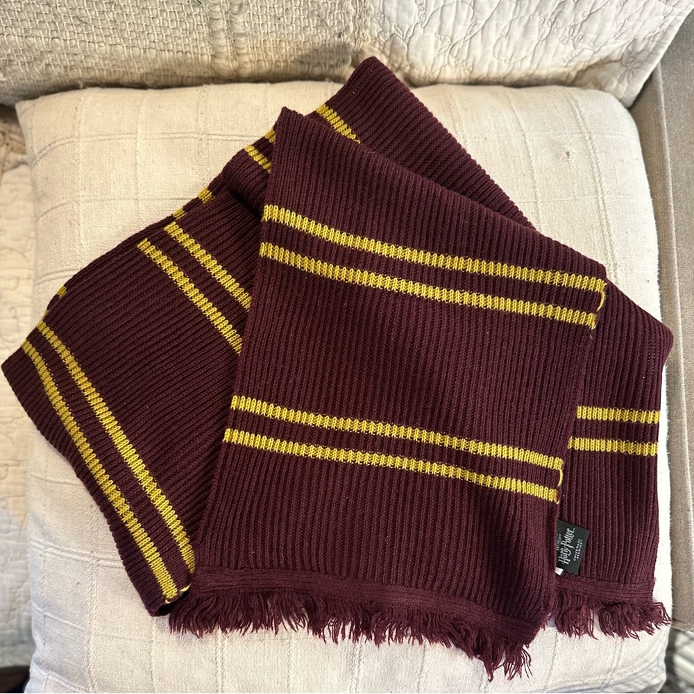 Universal Studios/Wizarding World of Harry Potter brand - Women’s Scarf